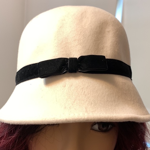 Adorable hat 🎩 - Picture 4 of 6